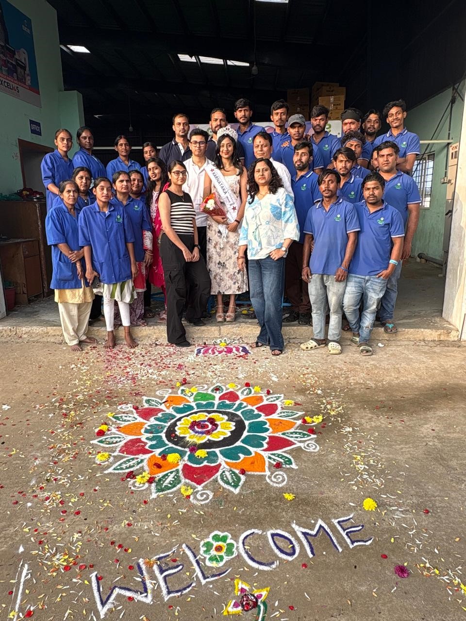 टीम एक्सेल टिश्यू ने मिस टीन यूनिवर्स कर्नाटक 2025 जीतने पर कृतिका को सम्मानित किया।