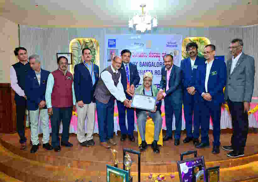 रोटरी क्लब के सदस्य मुख्य अतिथि डॉ. एम. ए. सलीम (आईपीएस, डीजी और आईजीपी, कर्नाटक पुलिस) का सम्मान करते हुए।