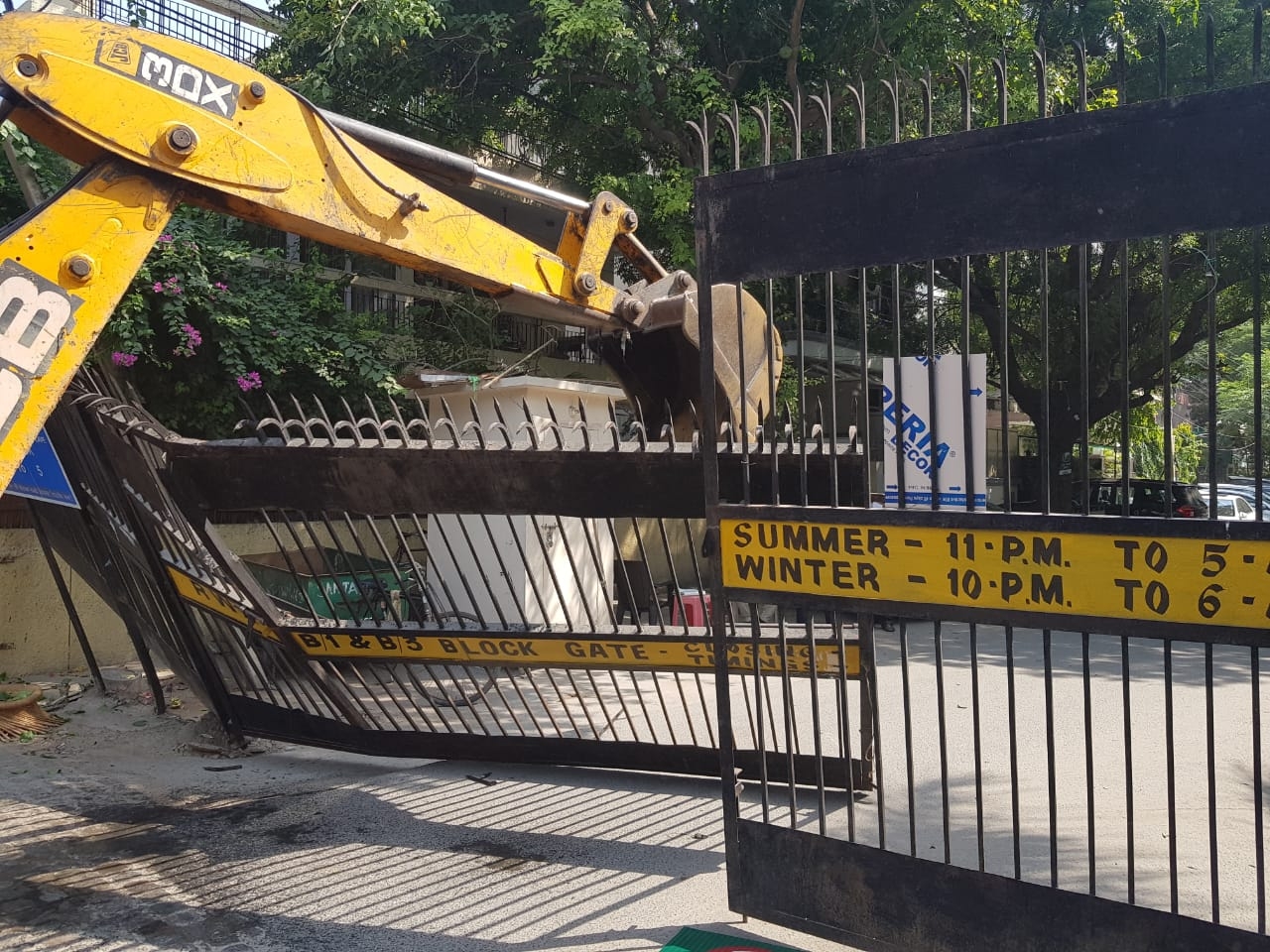 गेट तुड़वाए