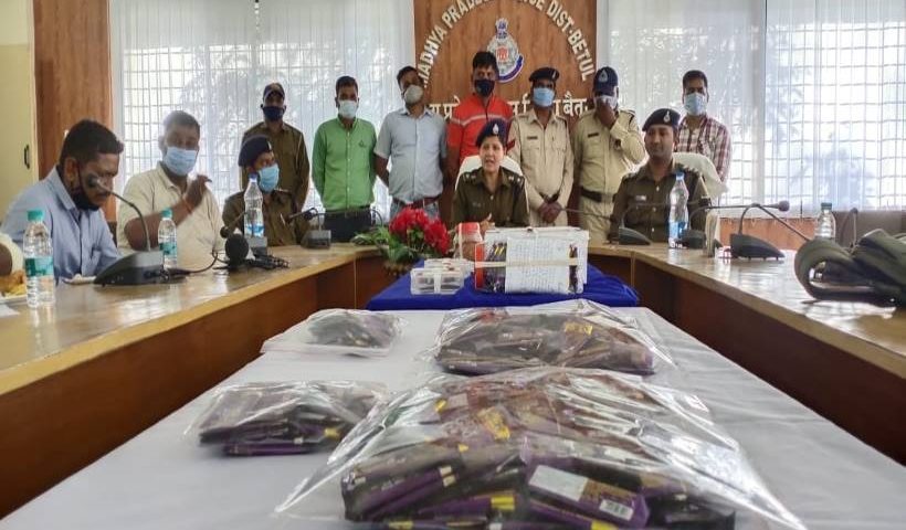 चाकलेट के रैपर में अफीम की तस्करी