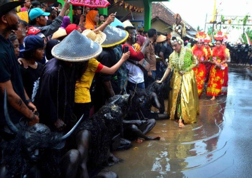 भैंसों को दे रहे हैं देवी श्री आशीर्वाद