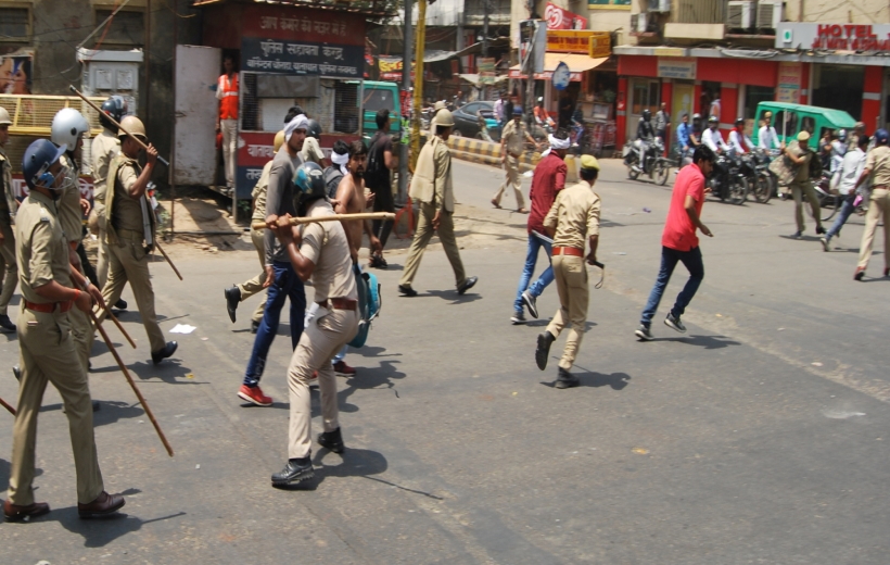 Police resorts to baton charge to disperse the protesting aspirants of Uttar Pradesh Police Recruitment Board,