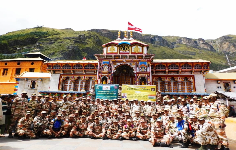 ITBP jawans took up the responsibility of cleaning Badrinath temple complex and Alaknanda river.