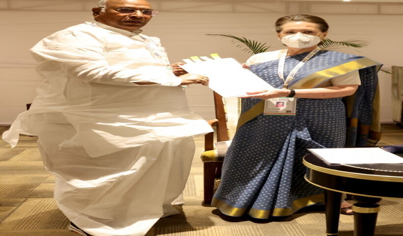 Coordination Panel Convenor Mallikarjun Kharge submits reports to Congress President Sonia Gandhi, in Udaipur