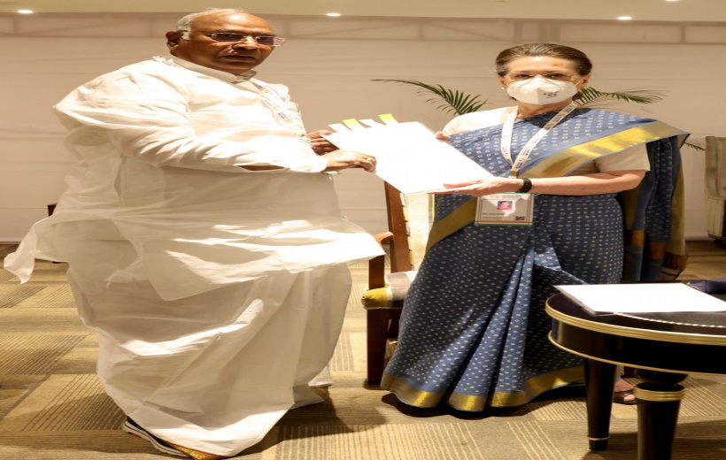 Coordination Panel Convenor Mallikarjun Kharge submits reports to Congress President Sonia Gandhi, in Udaipur