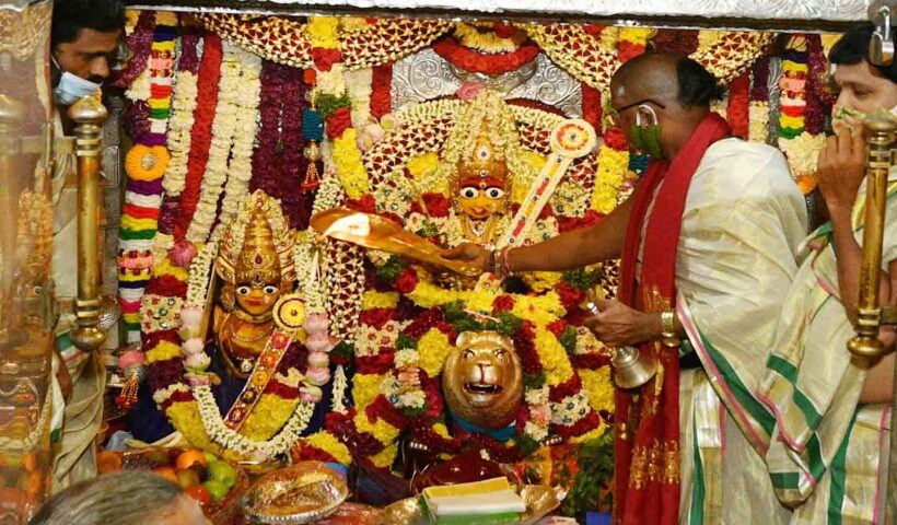 Hyderabad: Thousands of devotees flocked the Ujjaini Mahankali temple in Secunderabad here on Sunday as the annual Lashkar Bonalu was celebrated with traditional gaiety