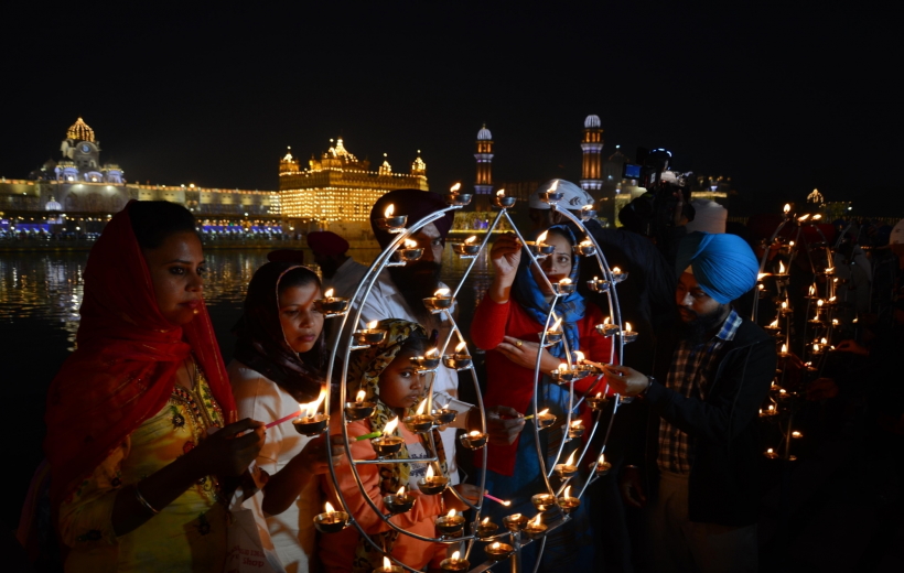 Amritsar: Devotees light up diyas and witnesses fireworks at Golden Temple on the occasion of 'Bandi Chhor Divas'