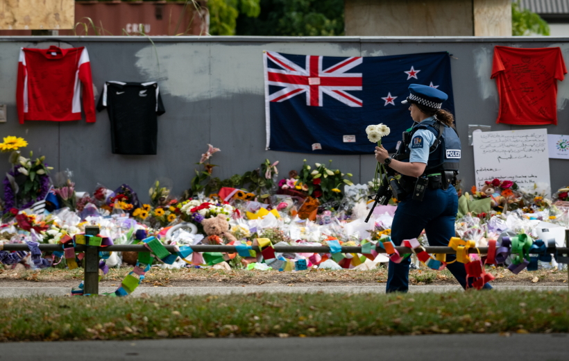 WELLINGTON, March 22, 2019 (Xinhua) -- A policewoman holds flowers during a mourning ceremony in Christchurch, New Zealand