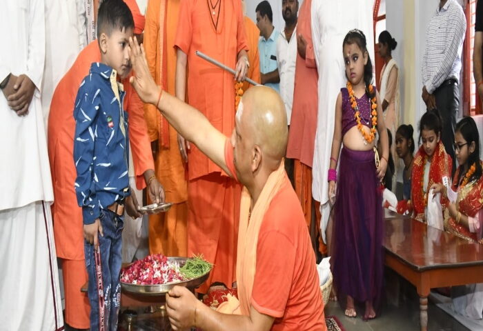Chief Minister Yogi raised his feet and performed Kanya Pujan.