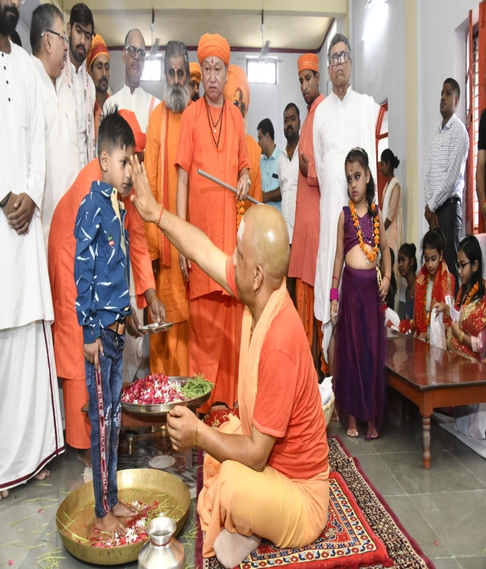 Chief Minister Yogi raised his feet and performed Kanya Pujan.