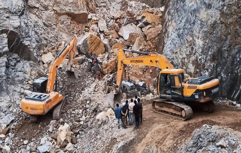 2 stone workers injured after stone quarry sunk.