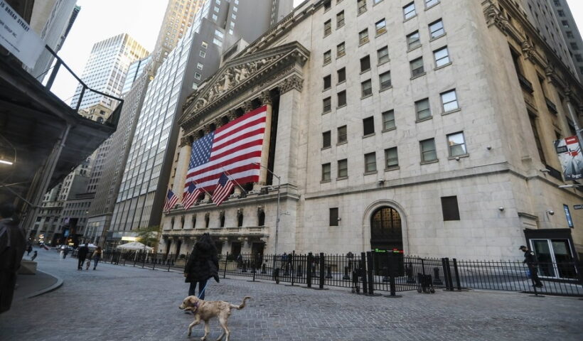 New York, Nov. 06 (Xinhua) -- Pedestrians walk past the New York Stock Exchange in New York, the United States