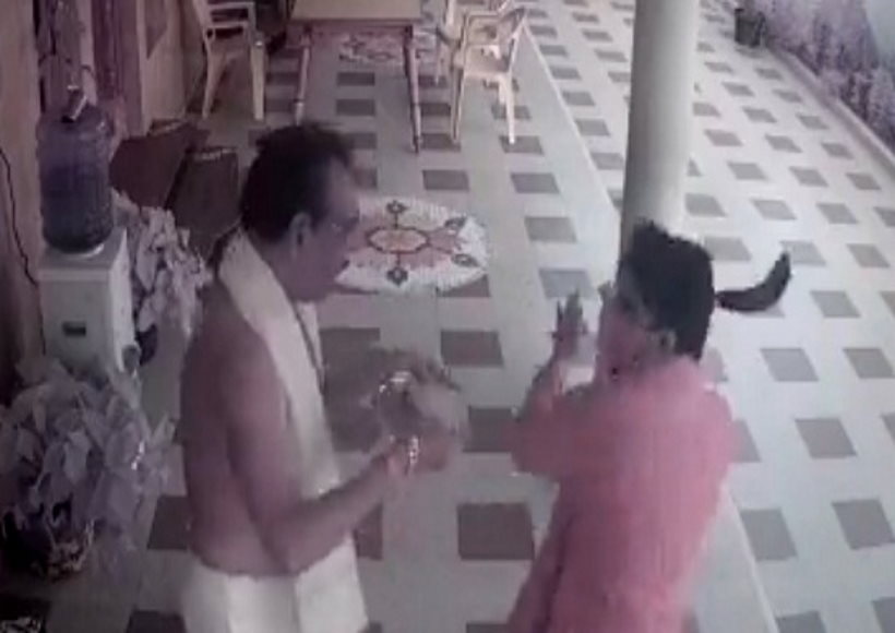 आंध्र प्रदेश में भिखारी के भेष में आए शख्स ने टीडीपी नेता को चाकू मारा