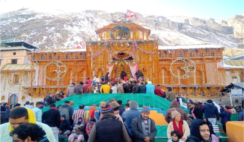 Today the doors of Badrinath Dham will be closed for winter, record breaking devotees visited.