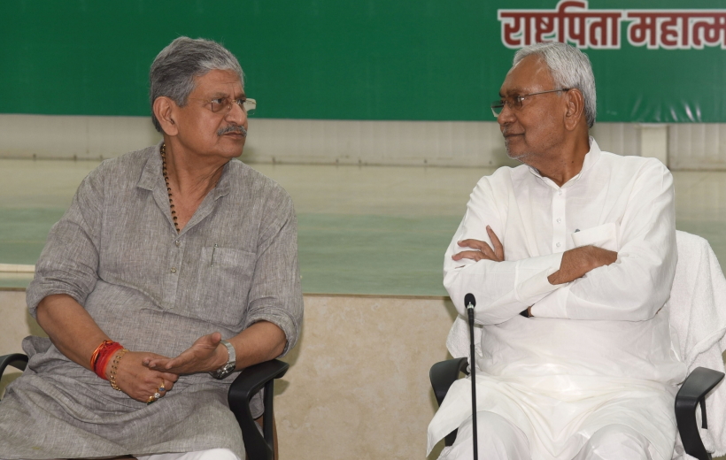 Patna:Bihar Chief Minister Nitish Kumar interacts with Janata Dal (United) National President