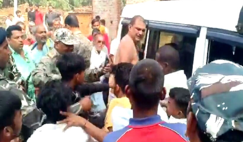 Villagers attack police after road accident in Jharkhand's Chatra, five soldiers injured, three vehicles damaged.