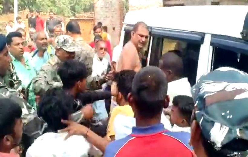 Villagers attack police after road accident in Jharkhand's Chatra, five soldiers injured, three vehicles damaged.