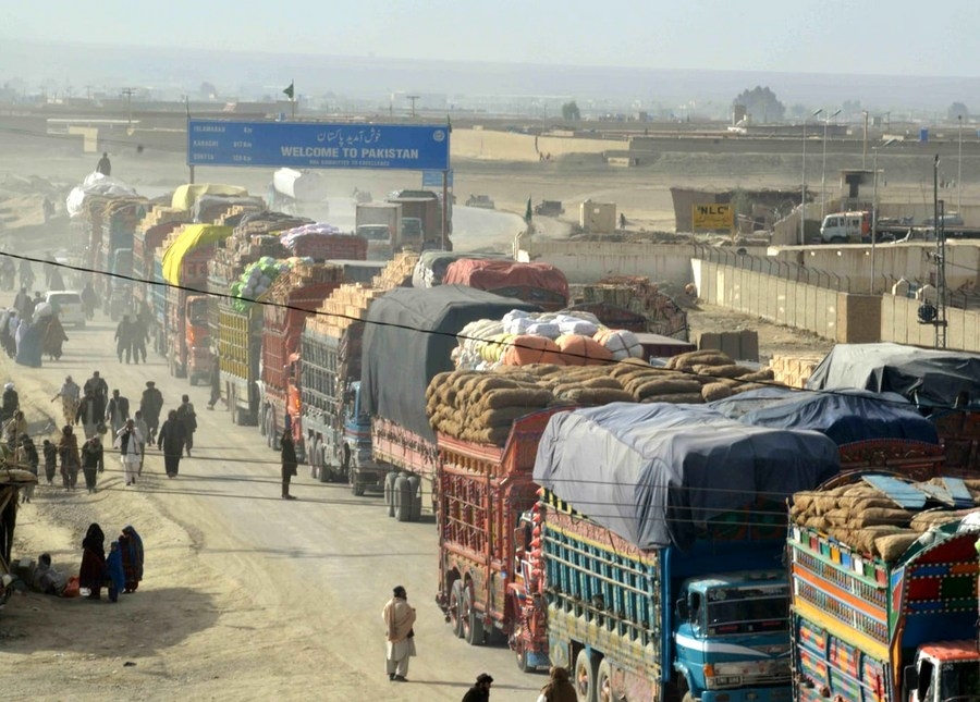 Afghans enter Pakistan via border crossings