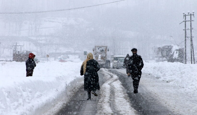 Srinagar: Tourists left stranded after the Srinagar-Jammu highway was closed for traffic due to heavy snowfall