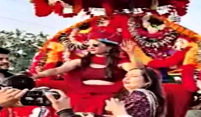 Bride rides horse to groom house.