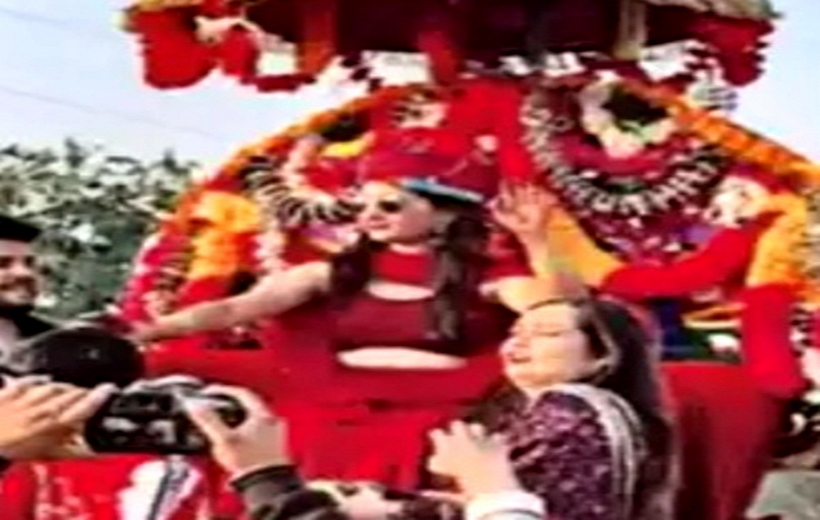 Bride rides horse to groom house.