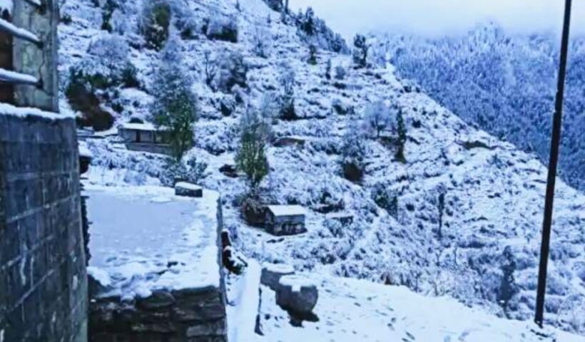 The high hills of Uttarakhand were covered with snow, this condition will remain in the weather for two days.