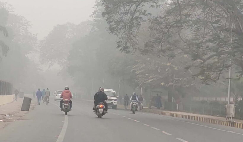 Patna: Fog engulfs Patna on a chilly winter morning, in Patna