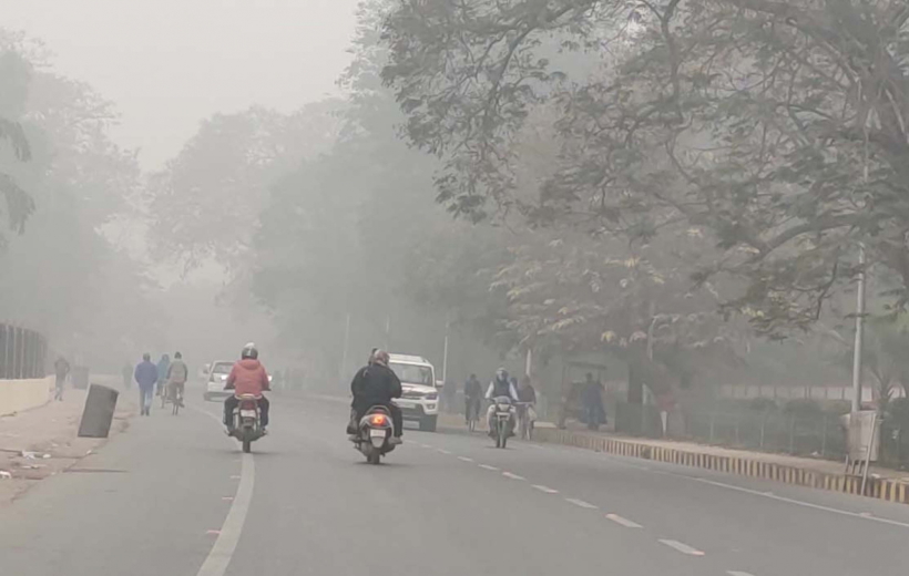Patna: Fog engulfs Patna on a chilly winter morning, in Patna