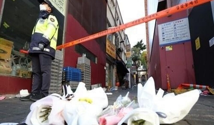 Seoul : A person is on his knees near Itaewon Station in Seoul on Oct. 31, 2022, in mourning of the deadly Itaewon crowd crush two days ago