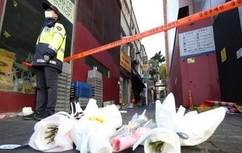 Seoul : A person is on his knees near Itaewon Station in Seoul on Oct. 31, 2022, in mourning of the deadly Itaewon crowd crush two days ago