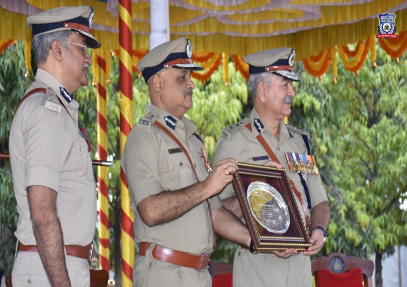Karnataka DGP Praveen Sood giving memento to senior IPS officer Dr. Amar Kumar Pandey at his retirement procession