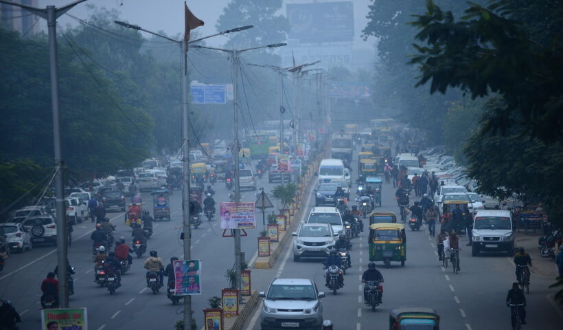 Patna:Commuters on road during cold and smoggy morning in Patna on Tuesday January