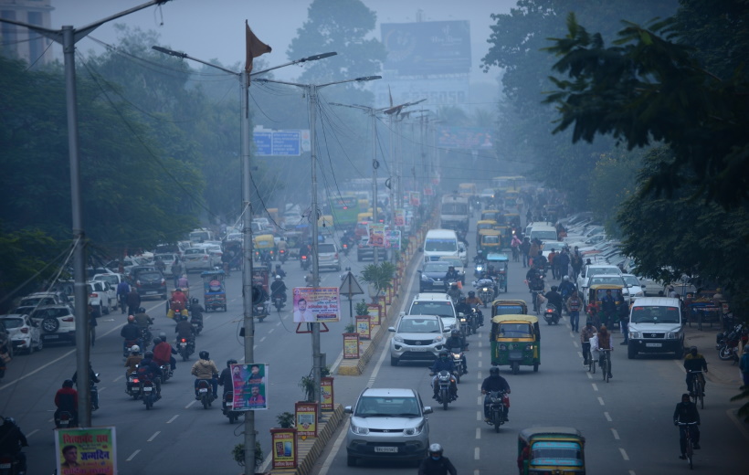 Patna:Commuters on road during cold and smoggy morning in Patna on Tuesday January