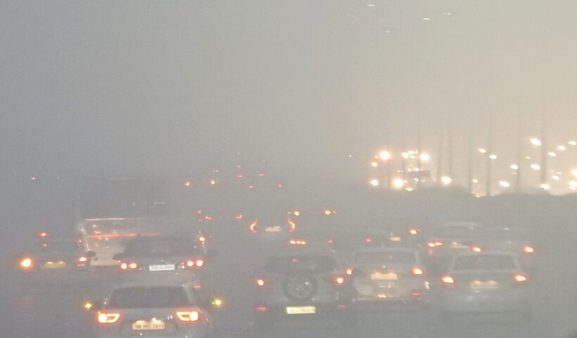 New Delhi : Vehicles move on road during smog and foggy winter morning in New Delhi