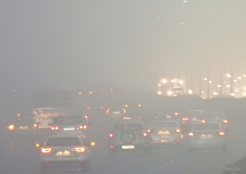 New Delhi : Vehicles move on road during smog and foggy winter morning in New Delhi