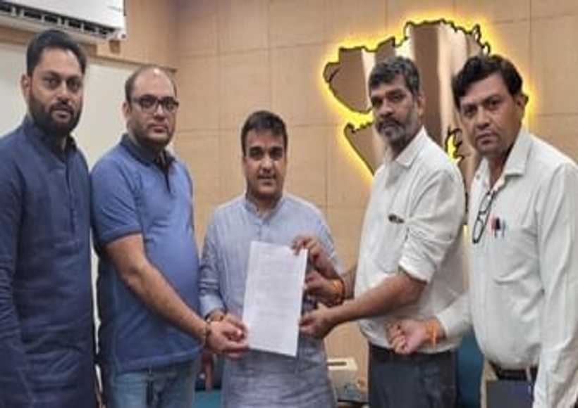 Bhavnagar three arrested.