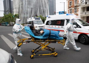 Meng Xiangjun and Zhang Zhimin transfer a COVID-19 patient in east China's Shanghai