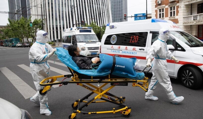 Meng Xiangjun and Zhang Zhimin transfer a COVID-19 patient in east China's Shanghai,