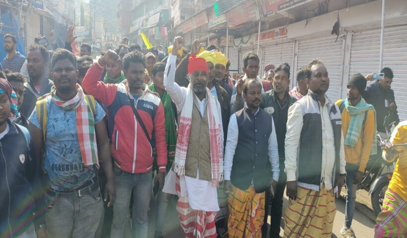 Santhal tribals came on the road carrying traditional weapons with claim on Parasnath hill Sammed peak, Madhuvan remained closed.