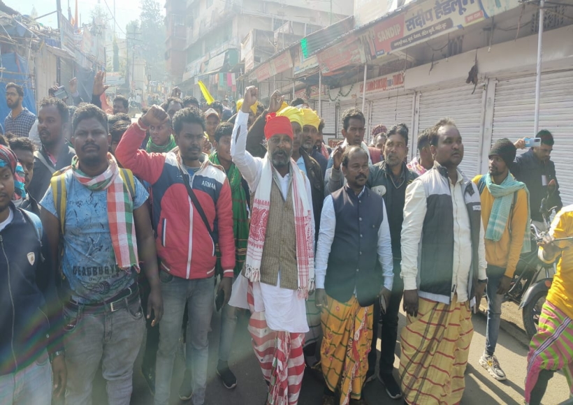 Santhal tribals came on the road carrying traditional weapons with claim on Parasnath hill Sammed peak, Madhuvan remained closed.