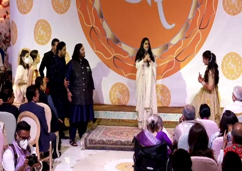 रिलायंस टाइकून मुकेश-नीता ने बेटे की सगाई में जमकर लगाए ठुमके