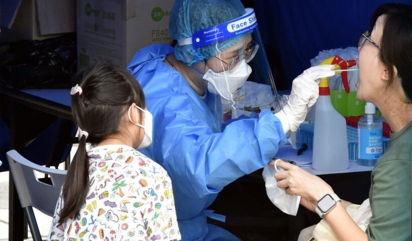 A citizen takes COVID-19 nucleic acid test at a mobile nucleic acid testing site in Hong Kong, south China