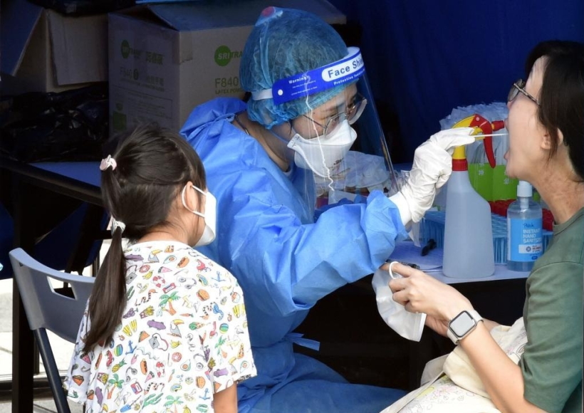 A citizen takes COVID-19 nucleic acid test at a mobile nucleic acid testing site in Hong Kong, south China