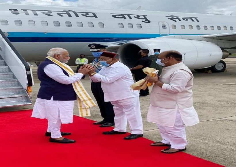 प्रधानमंत्री कर्नाटक पहुंचे, राज्यपाल व मुख्यमंत्री ने किया स्वागत