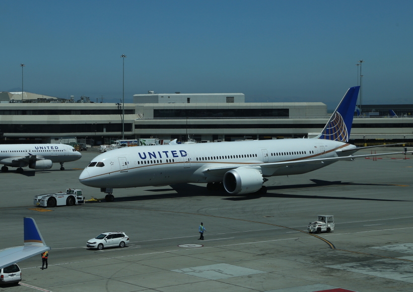 SAN FRANCISCO, July 14, 2016 (Xinhua) -- A United Airlines' Boeing 787-9 Dreamliner to fly the inaugural San Francisco-Hangzhou nonstop flight is going to take off from the San Francisco International Airport, the Untied States, on July 13, 2016. United Airlines on Wednesday inaugurated a three-times-weekly nonstop service from the U.S. West Coast city San Francisco to the southeast Chinese city of Hangzhou.
