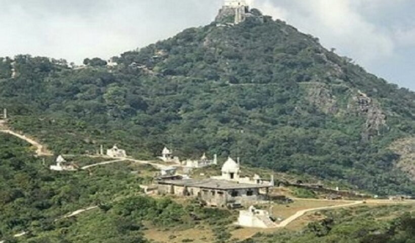 Jain saint protesting declaration of Sammed Shikhar as tourist spot passes away.