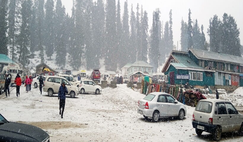 Gulmarg: Tourists seen during the fresh snowfall in Gulmarg