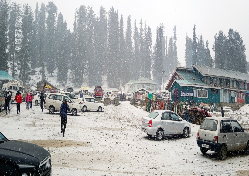Gulmarg: Tourists seen during the fresh snowfall in Gulmarg