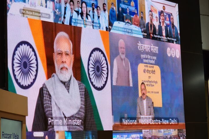 प्रधानमंत्री ने रोजगार मेले के तहत 71,000 लोगों को वर्चुअली नियुक्ति पत्र किए वितरित
