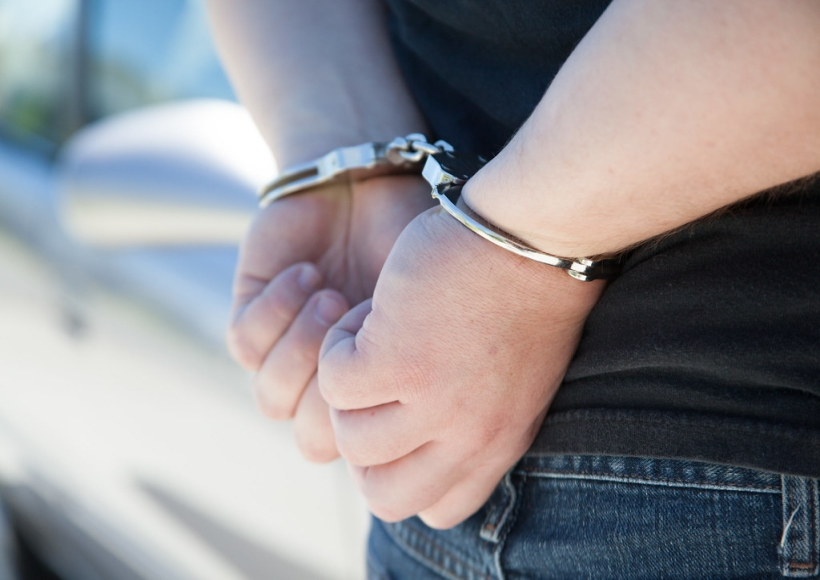 HANDCUFF.